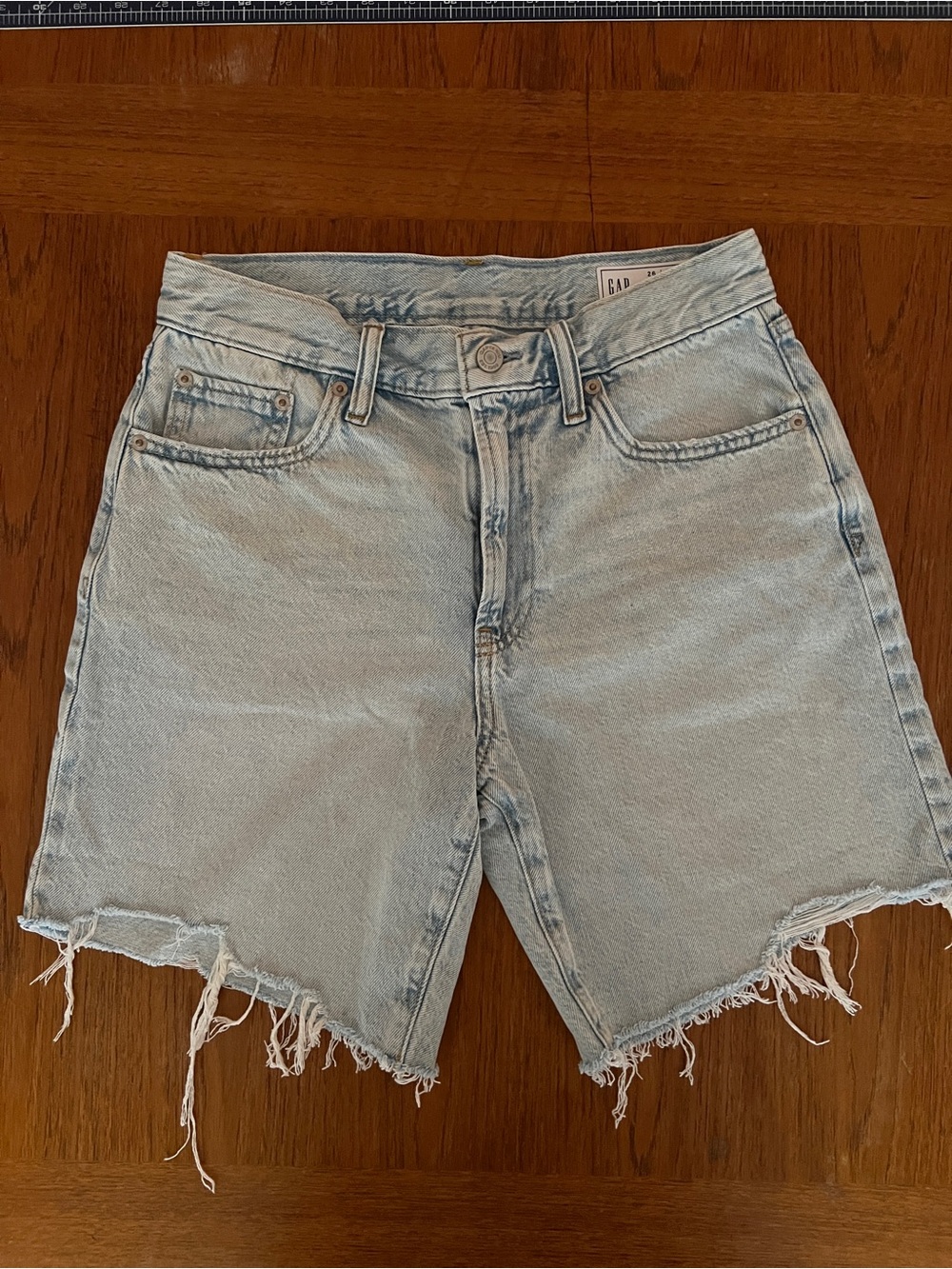 Women’s GAP Mid Rise Loose Denim Bermuda Shorts; 26